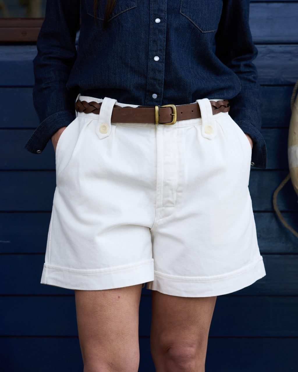 Bermuda eleganti donna bianchi a vita alta indossati