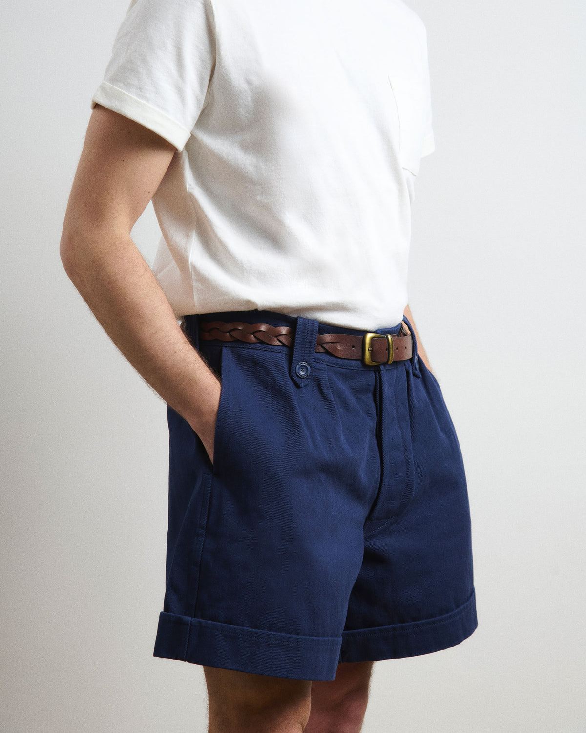 Bermuda eleganti uomo blu a vita alta indossati