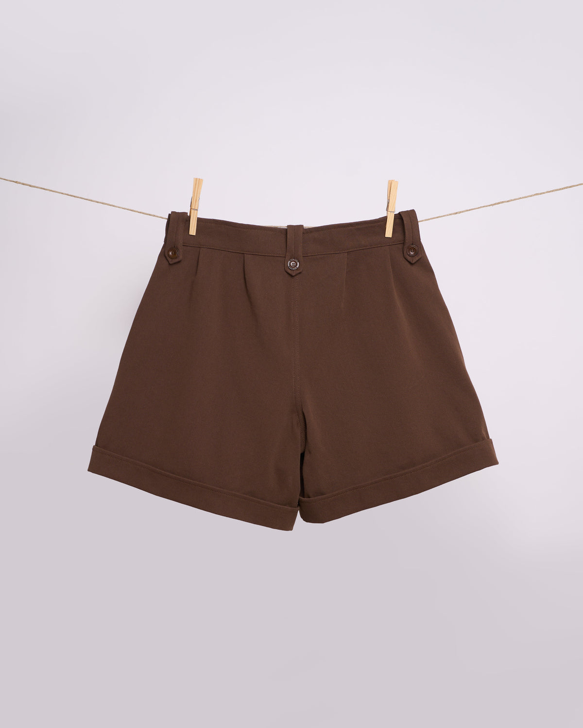 Bermuda eleganti uomo marroni a vita alta indossati
