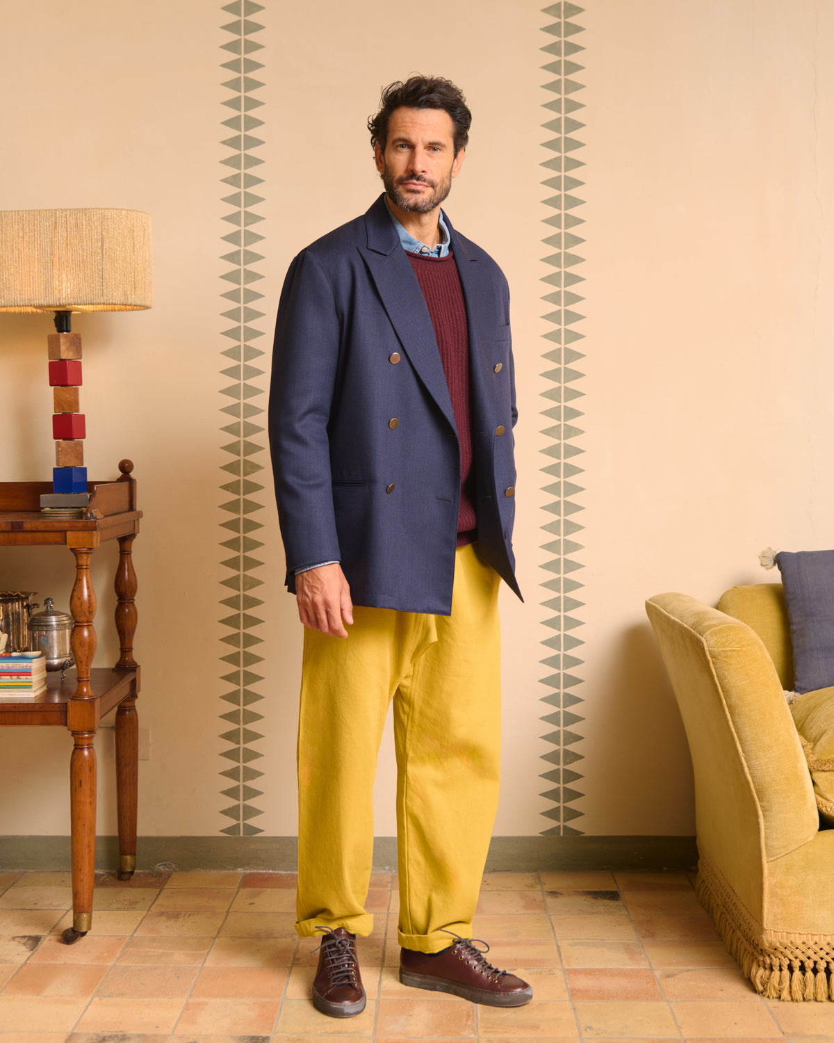 Giacca doppiopetto blu uomo con maglione, total look invernale