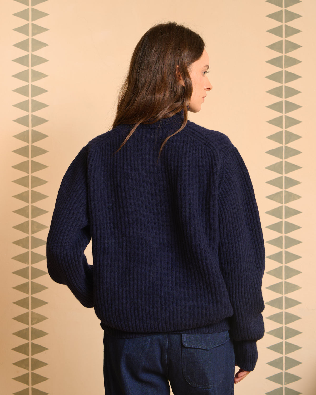 Maglione dolcevita donna blu navy Maremosso indossato, vista posteriore