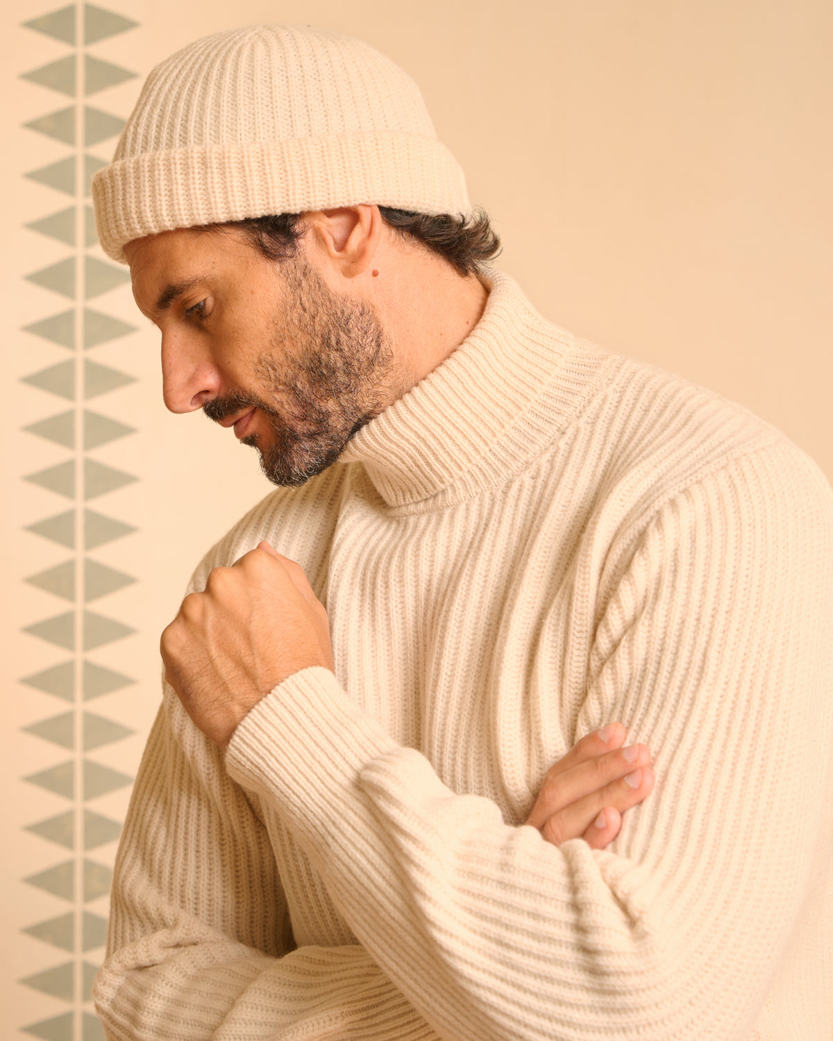 Maglione collo alto bianco, dettaglio dei polsini alti