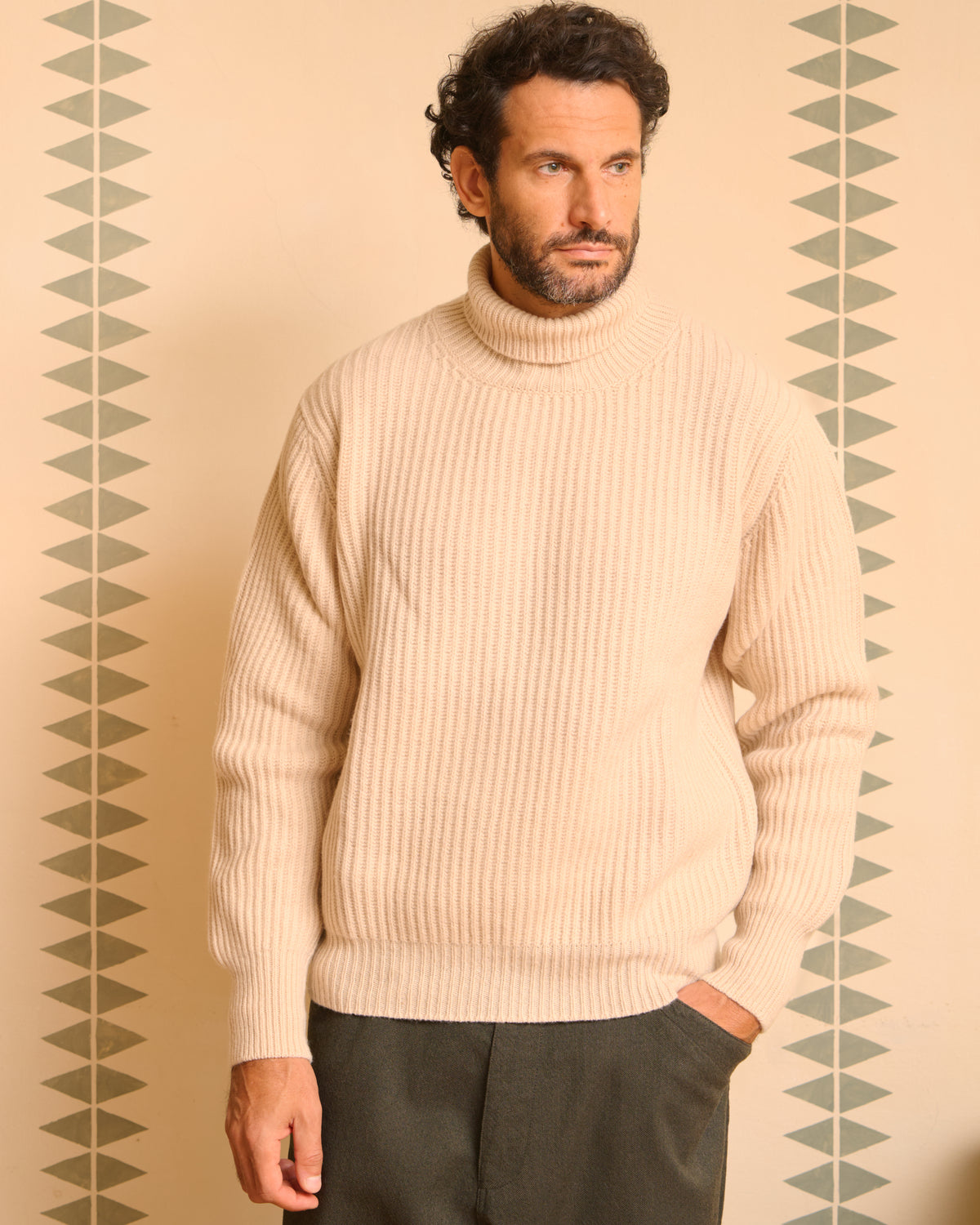 Maglione collo alto uomo bianco indossato, vestibilità ampia