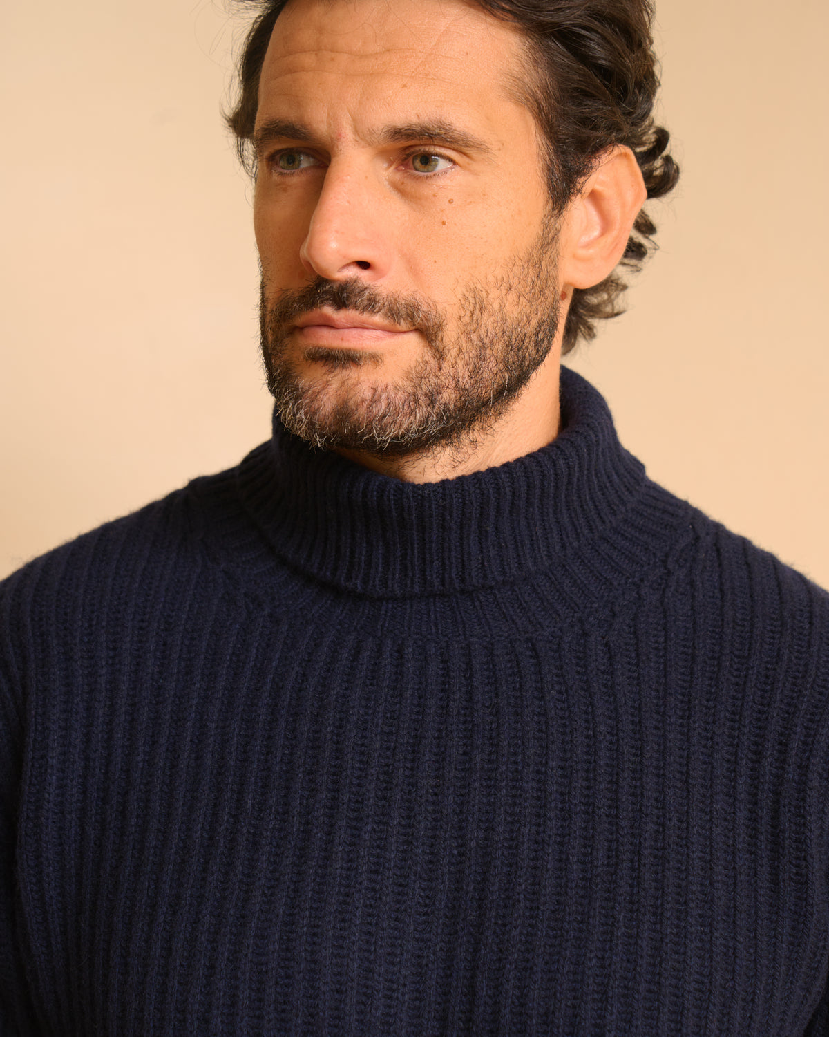 Maglione collo alto blu navy, dettaglio della lavorazione a coste inglesi