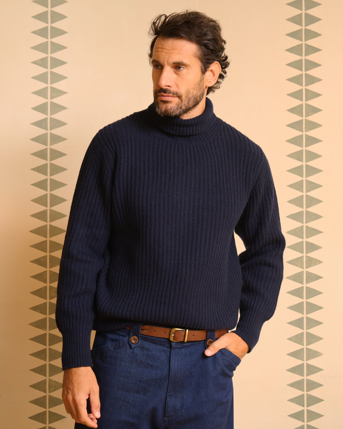 Dolcevita uomo blu navy indossato, vestibilità ampia