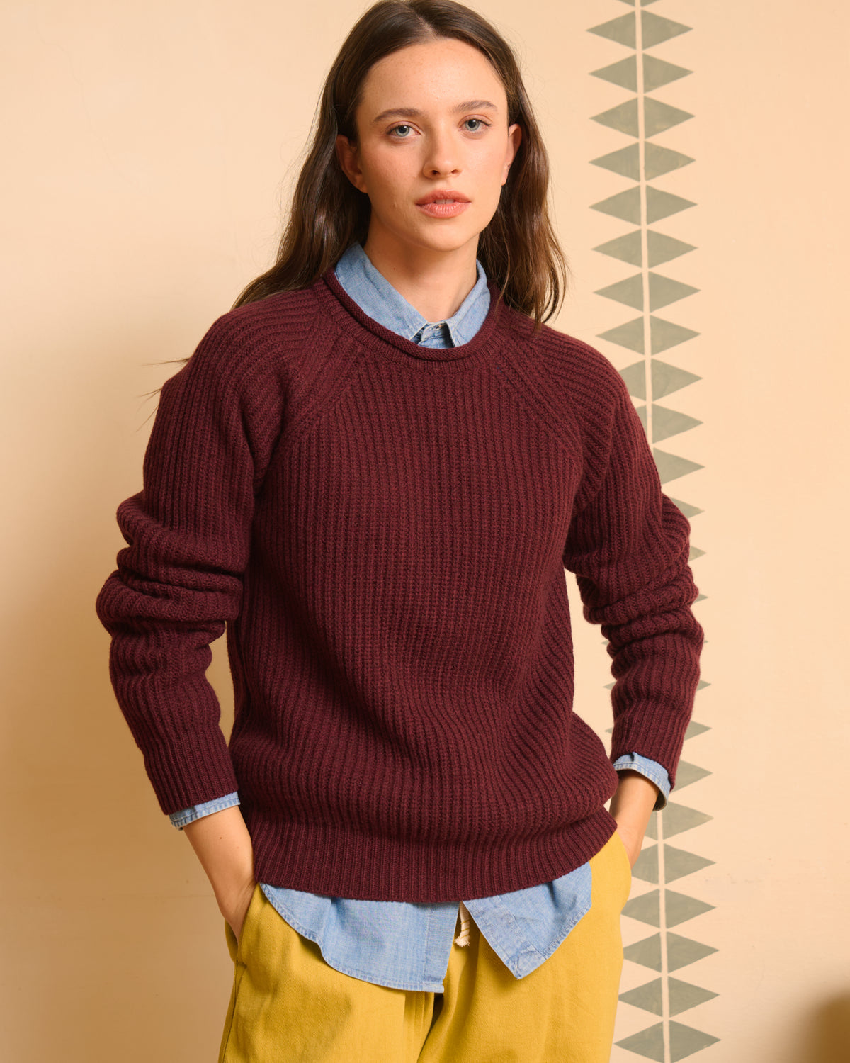 Maglione girocollo donna bordeaux indossato, vestibilità ampia
