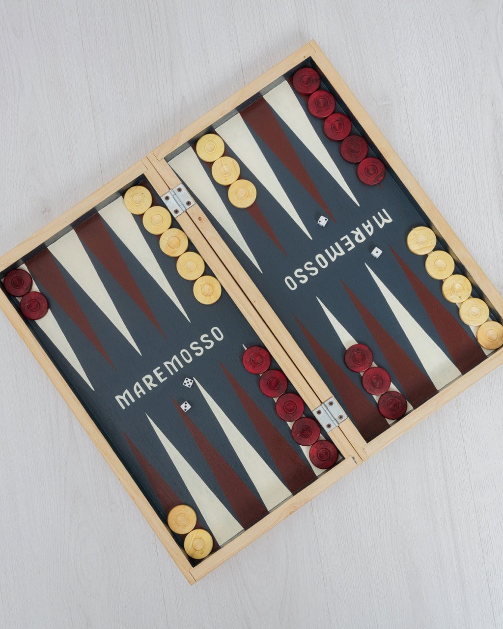 Dettaglio della decorazione dipinta a mano del backgammon Maremosso
