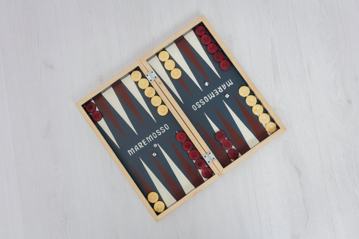 Dettaglio della decorazione dipinta a mano del backgammon Maremosso