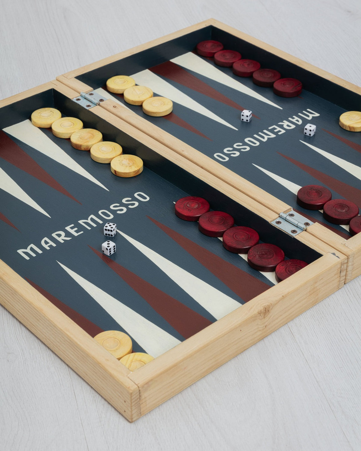 Backgammon in legno aperto con le pedine