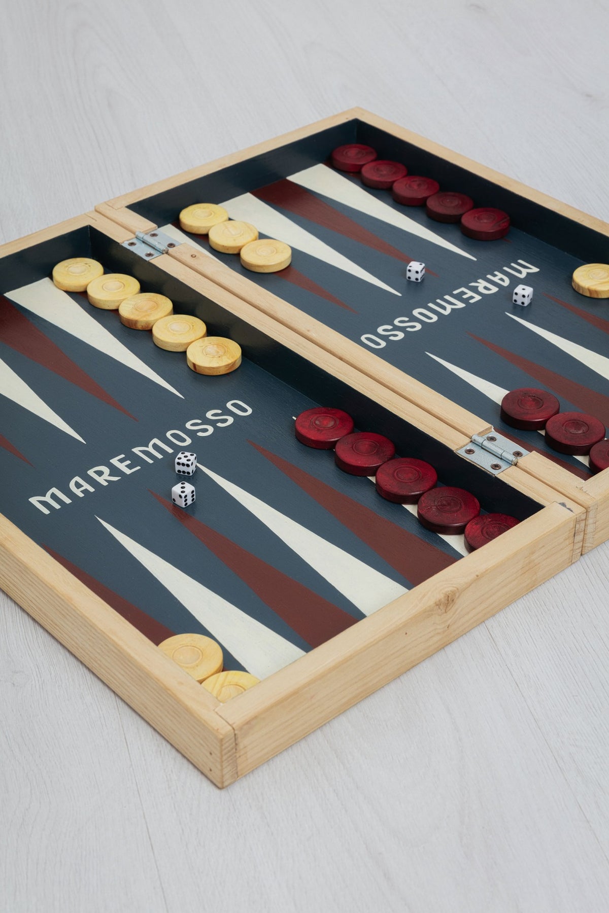 Backgammon in legno aperto con le pedine