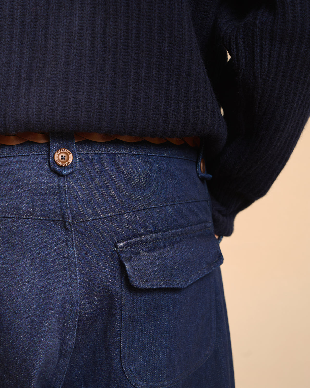 Pantalone Corso denim, dettaglio dei passanti con bottoni in corozo