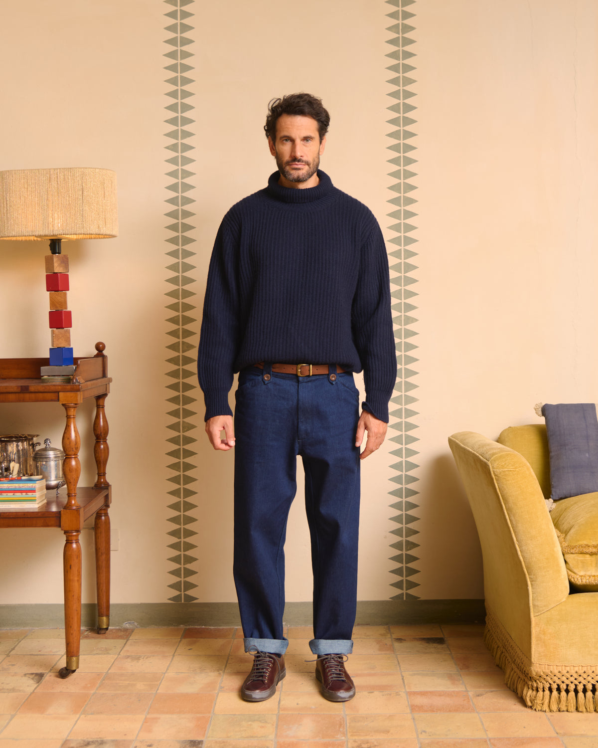 Pantalone in denim uomo indossato, vestibilità ampia