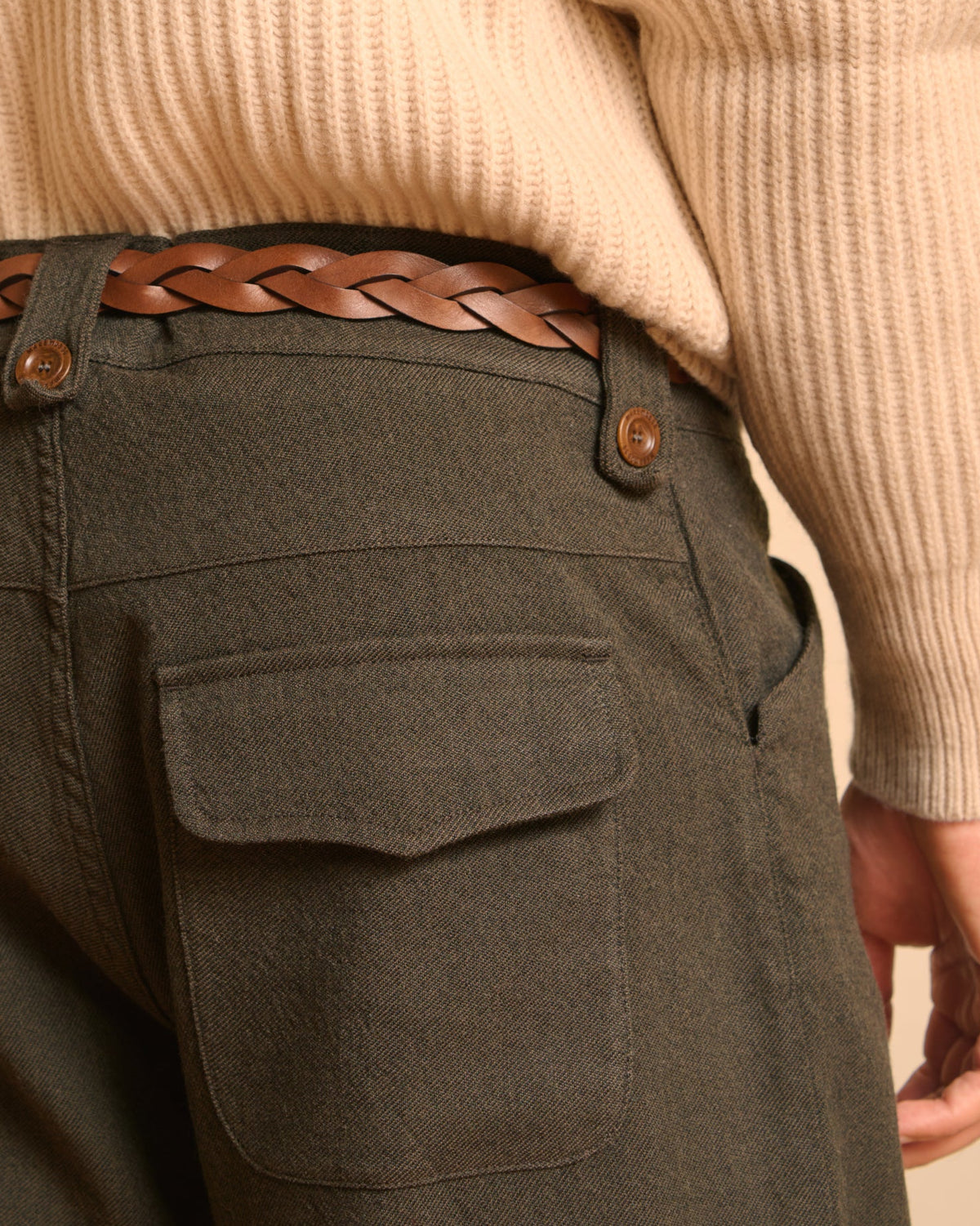 Pantalone Corso verde, dettaglio dei passanti con bottoni in corozo