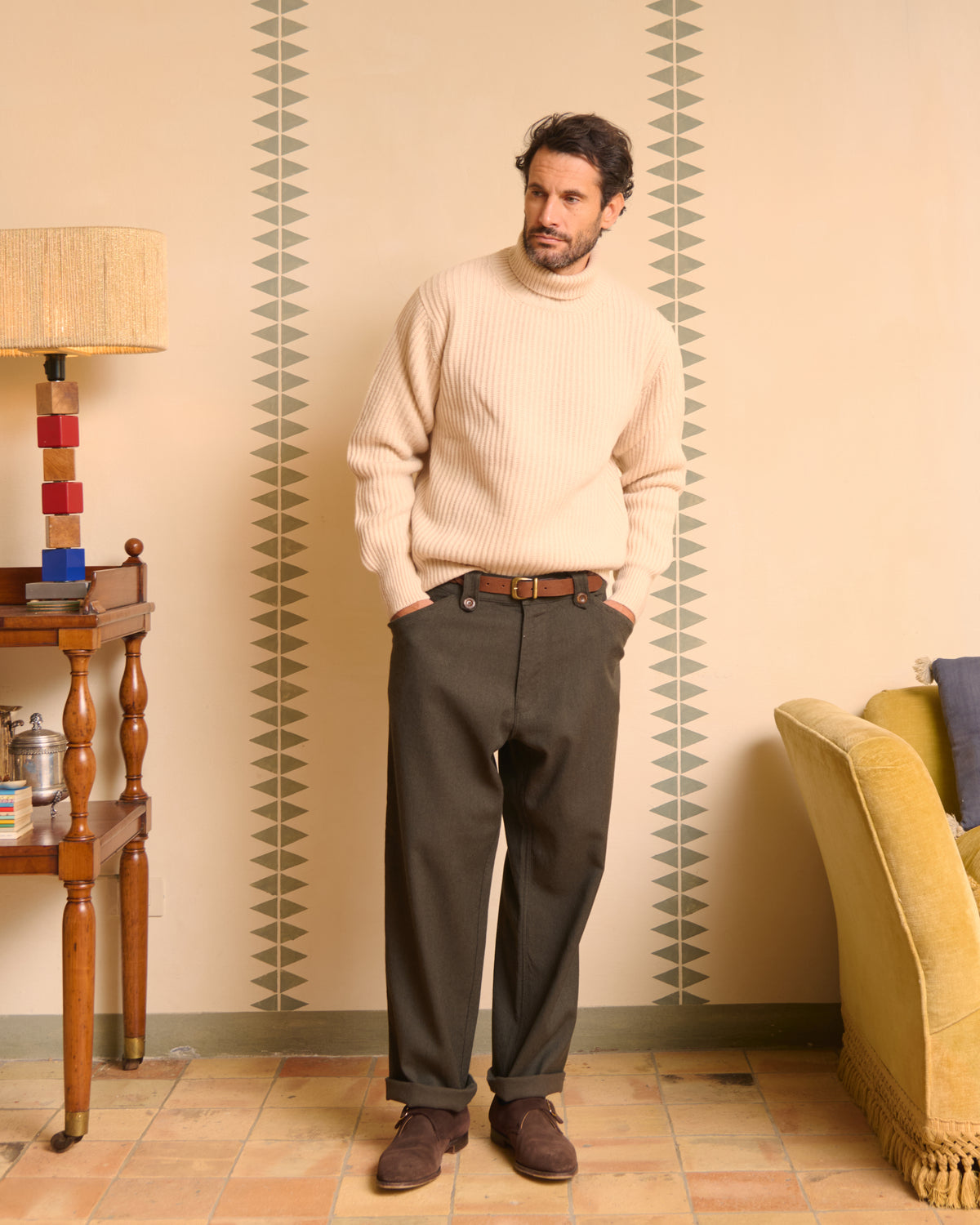 Pantalone in lana uomo verde indossato, vestibilità ampia