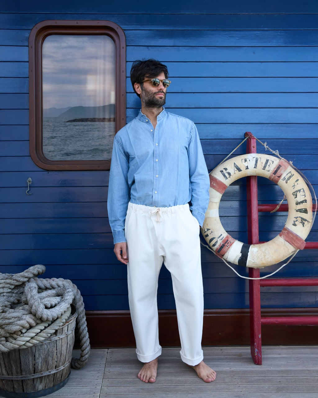 Pantalone giapponese uomo bianco indossato, linea rilassata