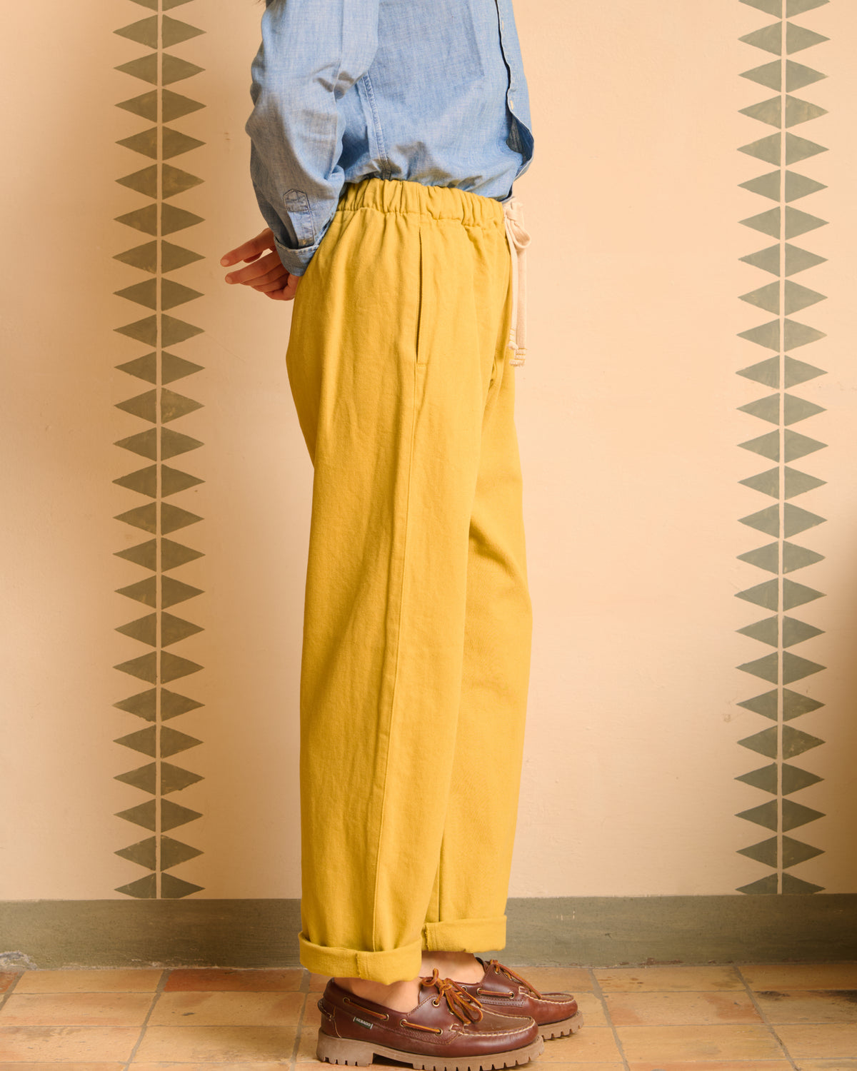 Pantalone in fustagno donna color zafferano, vista laterale