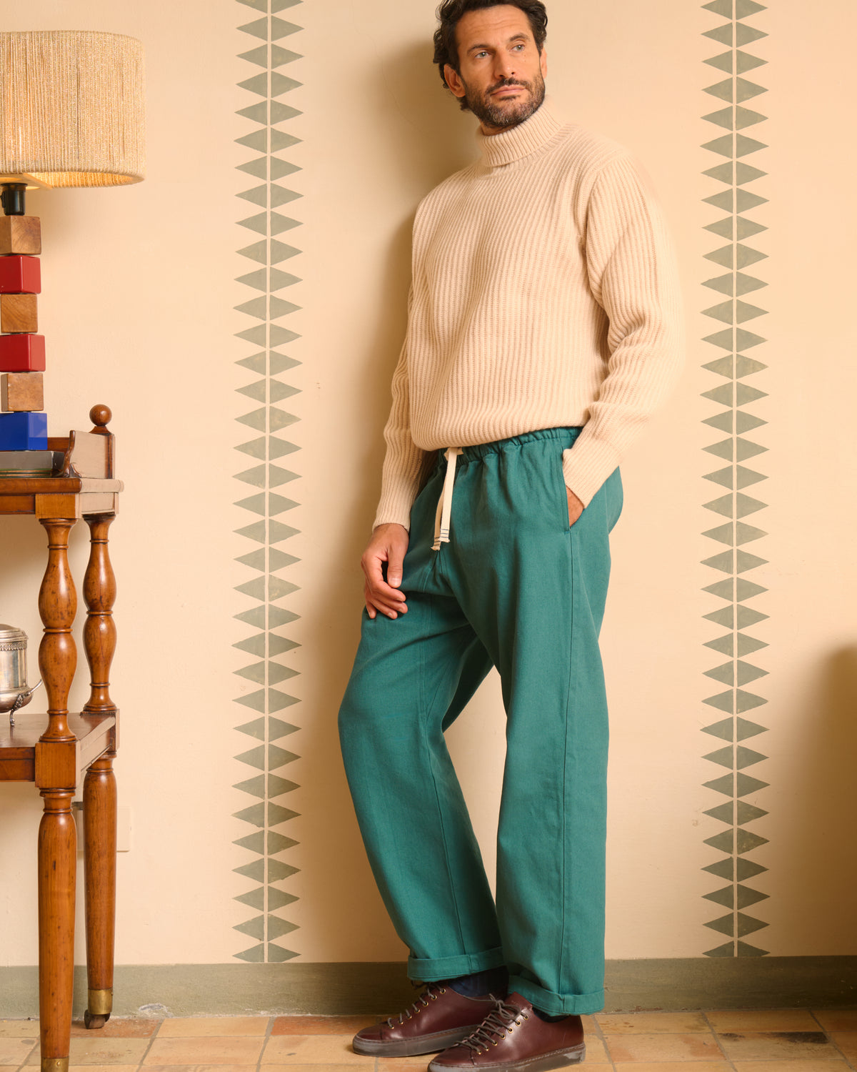 Pantalone in fustagno uomo acqua marina indossato, vista frontale