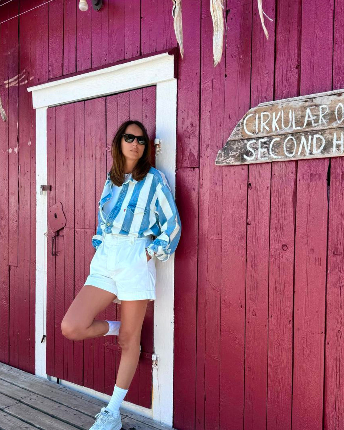 Bermuda donna bianco a vita alta, indossati