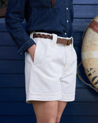 Bermuda bianchi donna a vita alta con camicia, look estivo