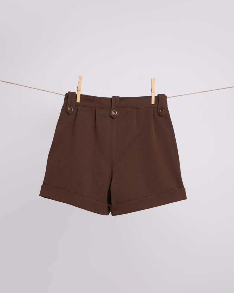 Bermuda eleganti donna marroni a vita alta indossati