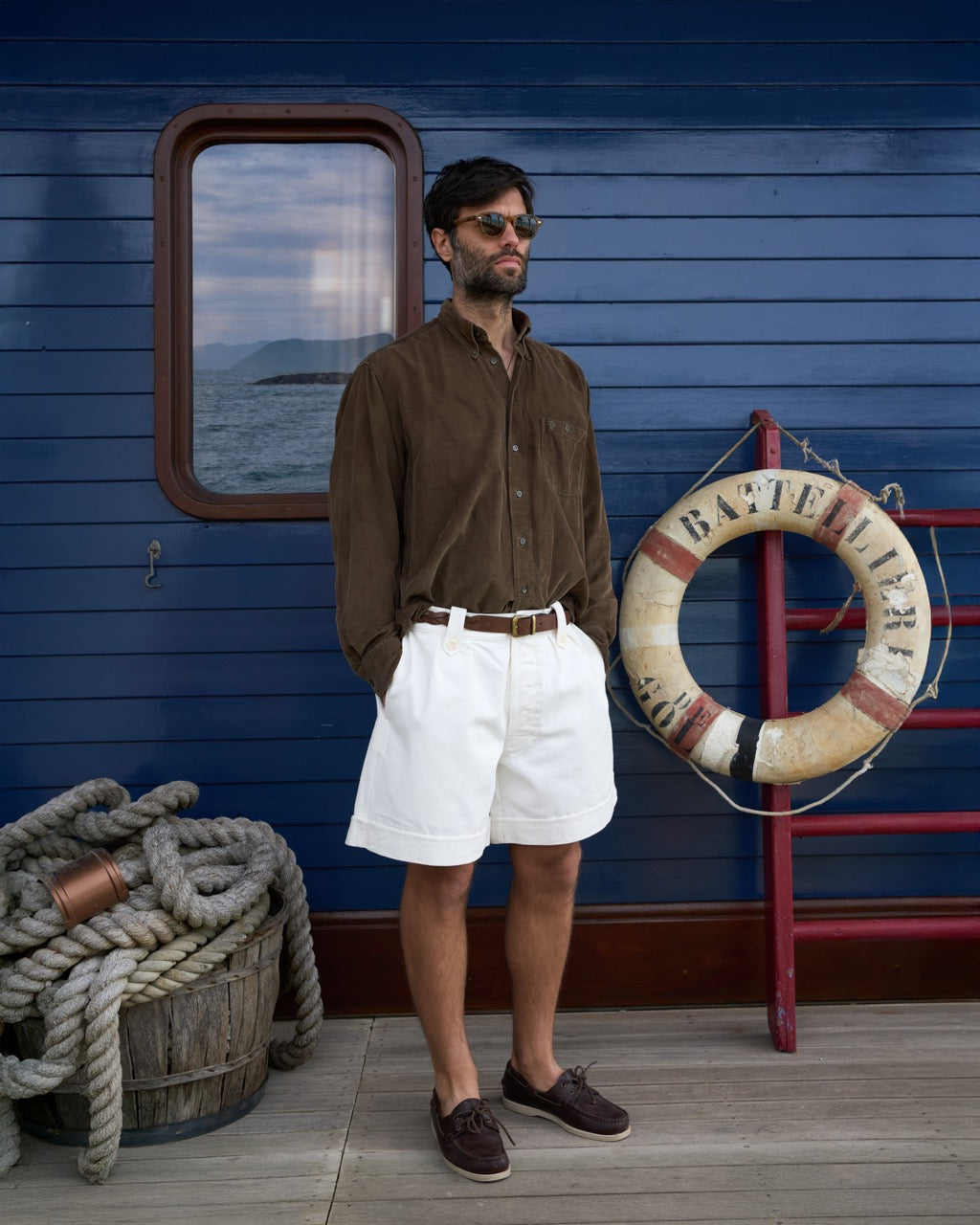 Bermuda bianco uomo elegante a vita alta, indossato