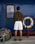 Bermuda uomo bianco con risvolto, look estivo