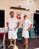 Bermuda bianco uomo elegante a vita alta, indossato