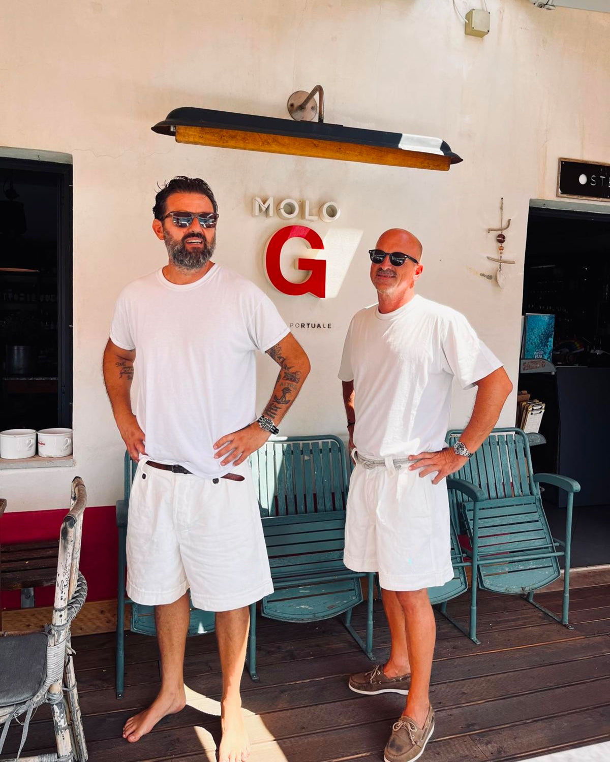 Bermuda bianco uomo elegante a vita alta, indossato