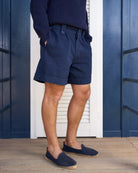 Bermuda eleganti uomo blu a vita alta indossati
