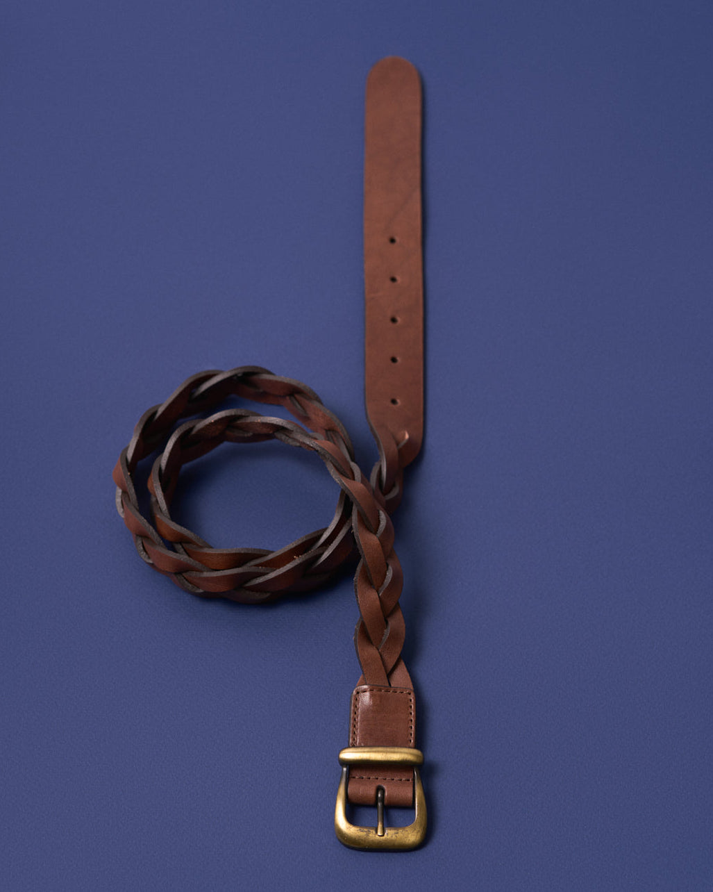 Cintura intrecciata Maremosso in pelle marrone cuoio, still life