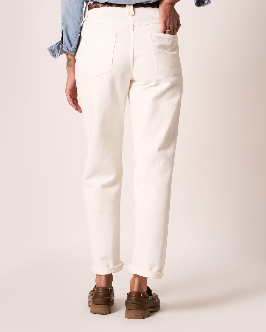 Jeans bianchi Maremosso con ricamo a onda sulle tasche posteriori