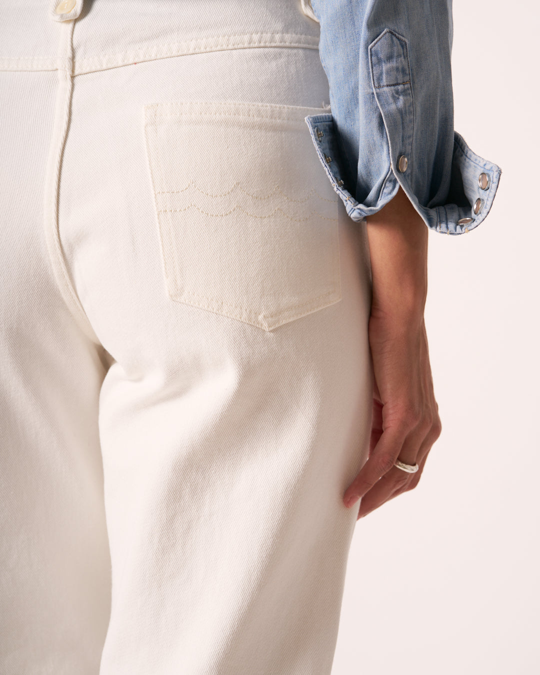 Jeans bianchi donna a gamba dritta indossati in barca