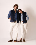 Jeans bianchi uomo Maremosso indossati in barca