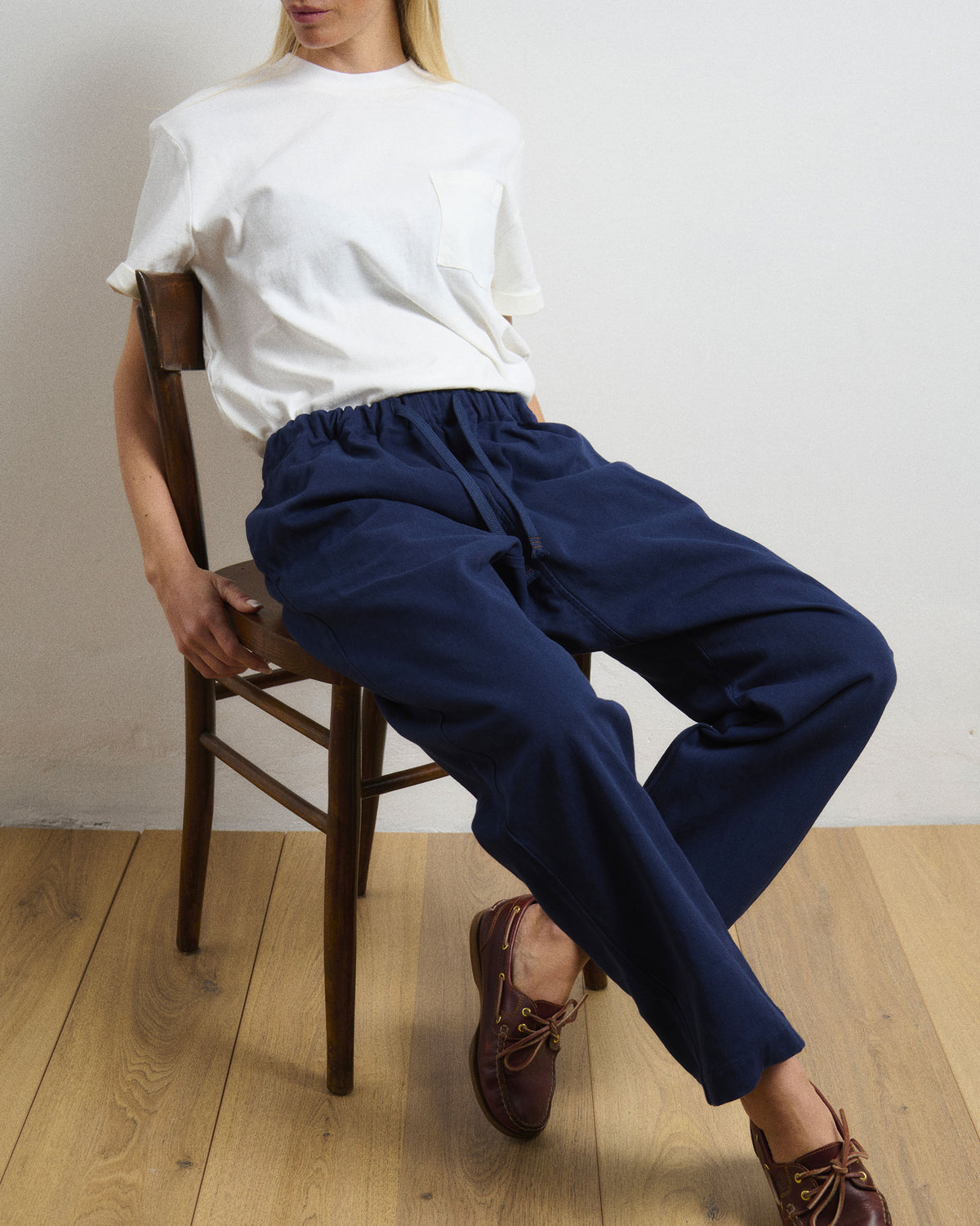 Pantalone giapponese donna blu indossato, linea morbida
