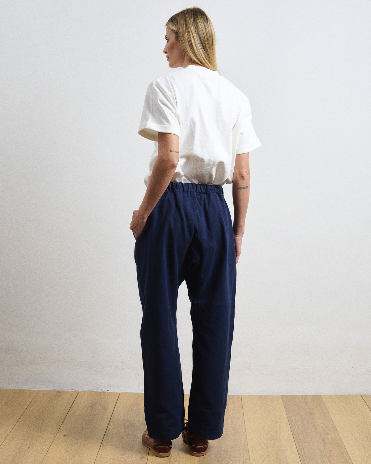Pantalone giapponese donna blu con laccio in vita, indossato