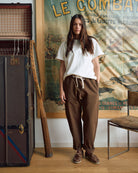 Pantalone giapponese donna marrone indossato, linea morbida