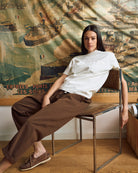Pantalone giapponese donna marrone con laccio in vita, indossato