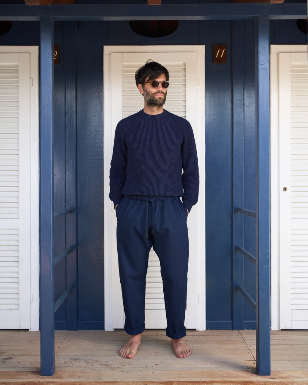 Pantalone giapponese uomo blu indossato, linea rilassata
