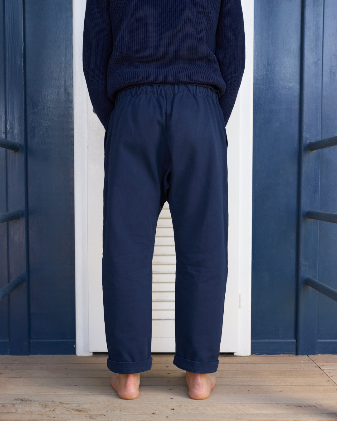 Pantalone giapponese uomo blu con laccio in vita, indossato