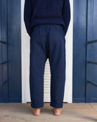 Pantalone giapponese uomo blu con laccio in vita, indossato