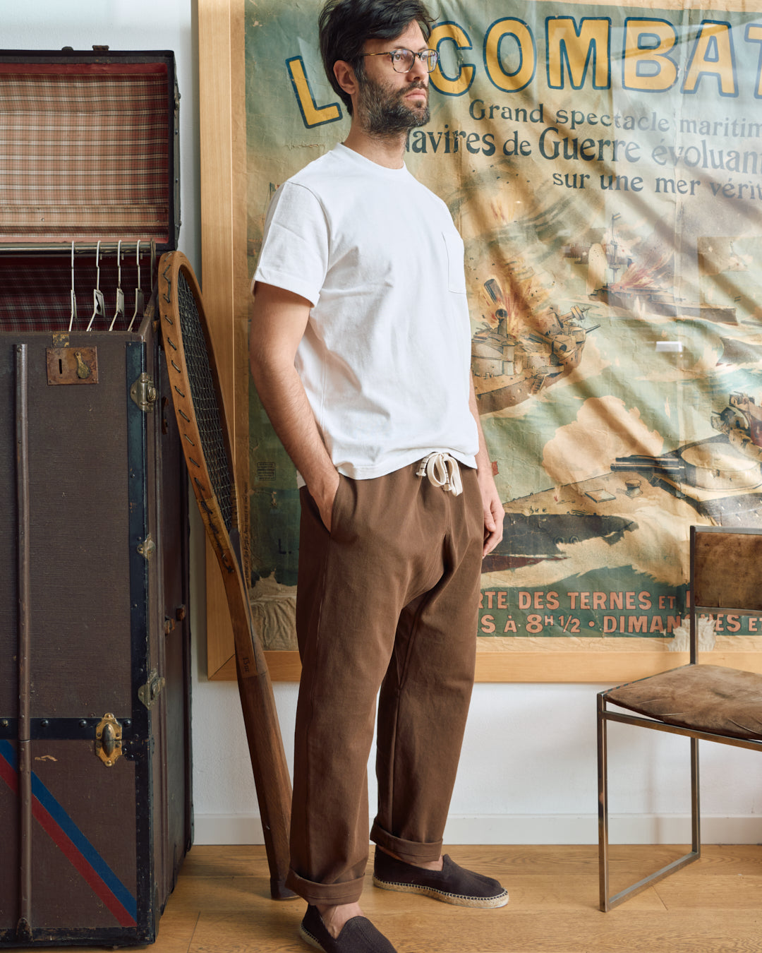 Pantalone giapponese uomo marrone indossato, linea rilassata