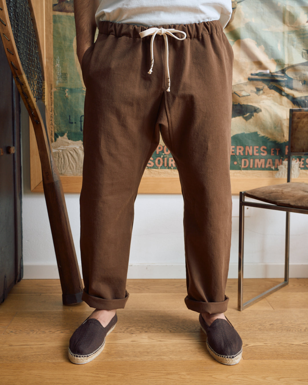Pantalone giapponese uomo marrone con laccio in vita, indossato