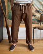 Pantalone giapponese uomo marrone con laccio in vita, indossato