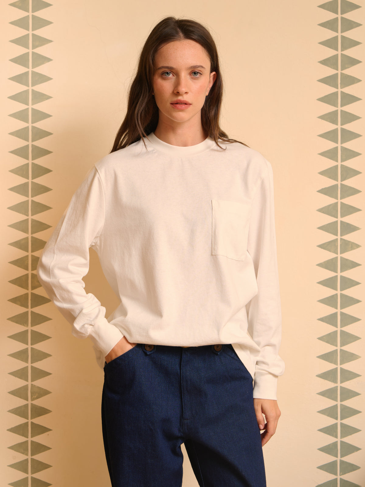 Longsleeve bianca donna girocollo indossata, vestibilità over
